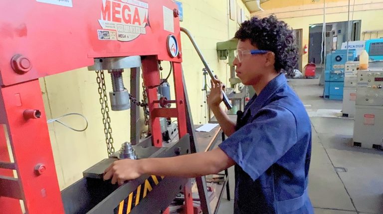 Aprender haciendo: El valor de la educación técnica para el futuro de Guatemala