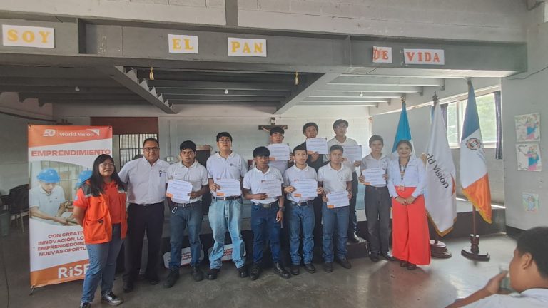 Jóvenes del CFP culminan con éxito su formación en Emprendimiento junto a World Vision, ciclo 2026.