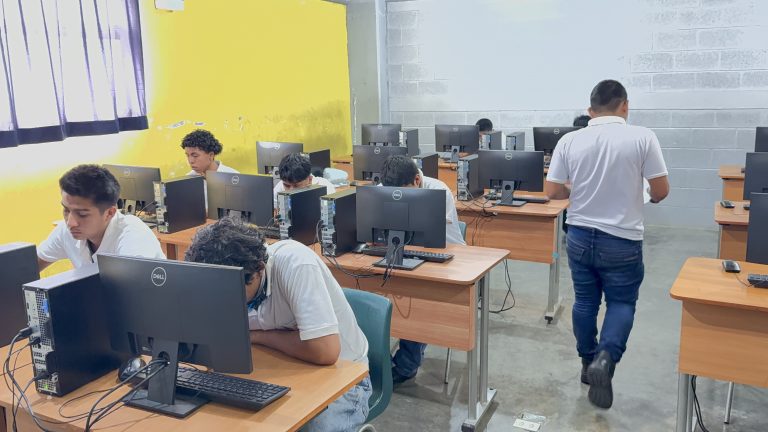 Descubre las 5 carreras técnicas con mayor demanda en Guatemala para 2027.